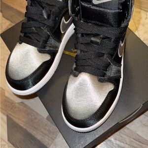 Jordan 1 Retro High OG Kids Sneakers Black and Metallic